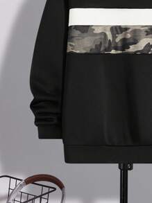 SHEIN 2 件青少年男孩休闲日常迷彩印花连帽运动衫和宽松慢跑裤套装 - 彩色 - 查看 4