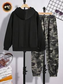 SHEIN 2 件青少年男孩休闲日常迷彩印花连帽运动衫和宽松慢跑裤套装 - 彩色 - 查看 2