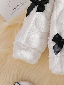 SHEIN Playful Pals 女婴3D蝴蝶结蓬松长袖连帽卫衣上衣和长裤两件套。3D蝴蝶结装饰，连帽长袖设计，简约时尚。无论是户外玩耍还是室内休闲，您的小宝贝都能成为全场焦点。 - 彩色 - 查看 7