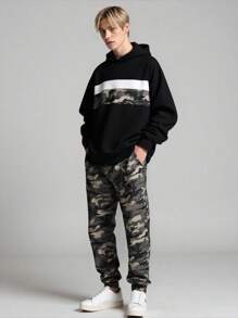 SHEIN 2 件青少年男孩休闲日常迷彩印花连帽运动衫和宽松慢跑裤套装 - 彩色 - 查看 1