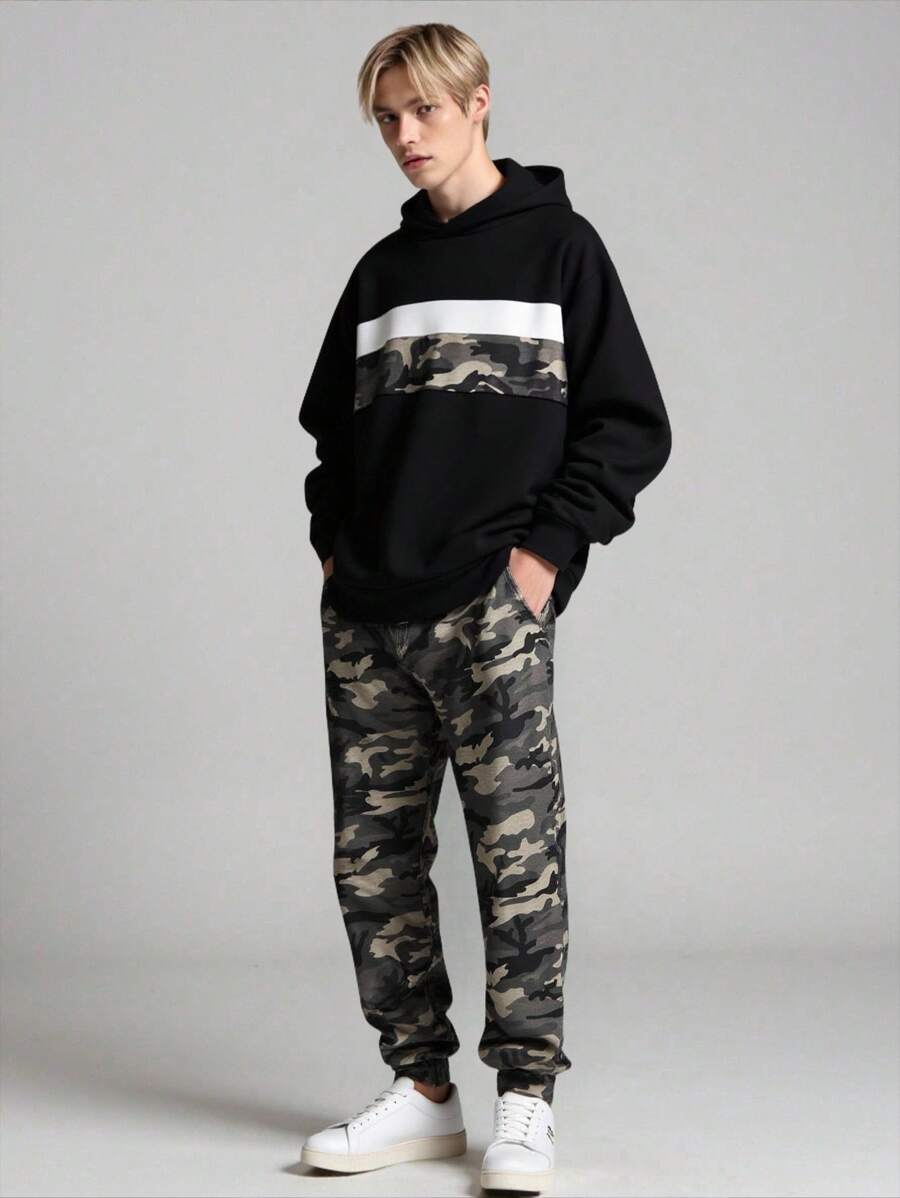 SHEIN 2 件青少年男孩休闲日常迷彩印花连帽运动衫和宽松慢跑裤套装 - 彩色 - 查看 1