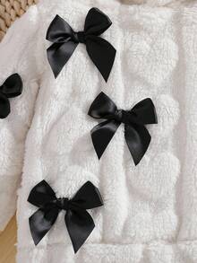 SHEIN Playful Pals 女婴3D蝴蝶结蓬松长袖连帽卫衣上衣和长裤两件套。3D蝴蝶结装饰，连帽长袖设计，简约时尚。无论是户外玩耍还是室内休闲，您的小宝贝都能成为全场焦点。 - 彩色 - 查看 3