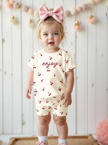 SHEIN Bianco crema, set casual di maglietta a maniche corte e pantaloncini con motivo a lettere e ciliegie semplici e dolci, adatto per casa, uscite, servizi fotografici per strada, picnic, all'aperto, vacanze, ritorno a scuola, outfit estivi per bambina, comodo e facile da indossare, strati autunnali per bambina, abbigliamento casual per bambina, abbigliamento grafico per bambina, ritorno a scuola, outfit con stampa di ciliegie per bambina, pigiami estivi per bambina, set casual per bambina - Multicolore - Visualizzare 3