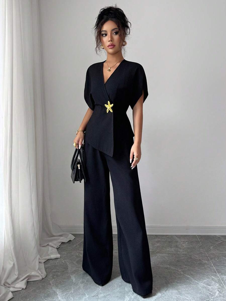 Modelyn 2 件女式华夫格针织黑色海星纽扣前短袖修身套装 - 黑色 - 查看 1