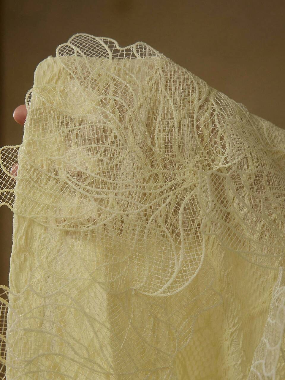 FAUX PEARL DETAIL CONTRAST LACE TANK TOP