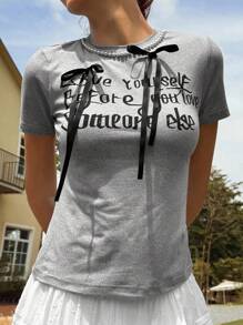 Jouncy T-shirt estiva da donna con stampa di slogan e fiocco decorativo a maniche corte