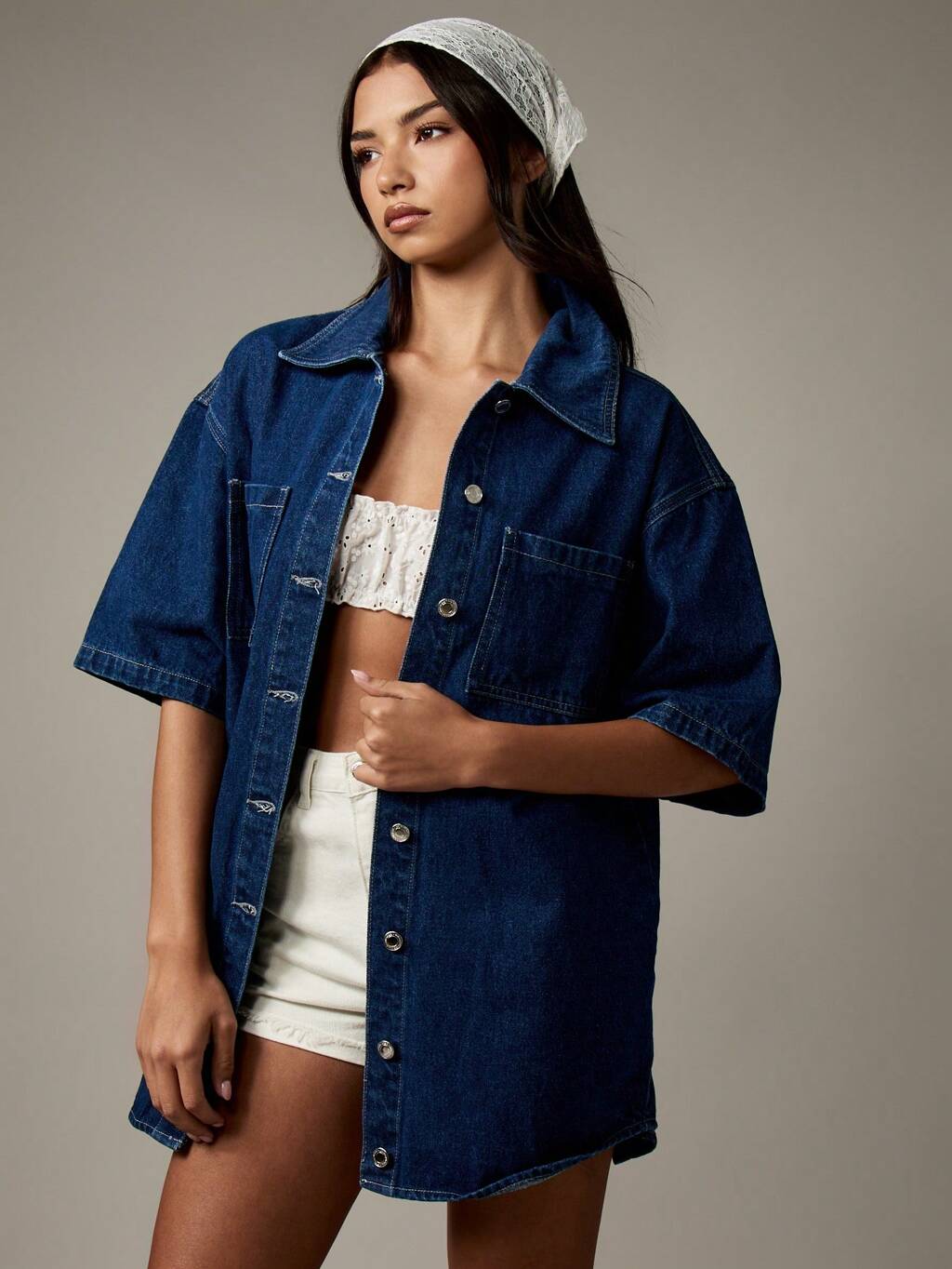 MISSGUIDED Vestido corto vaquero extragrande con botones y bolsillos