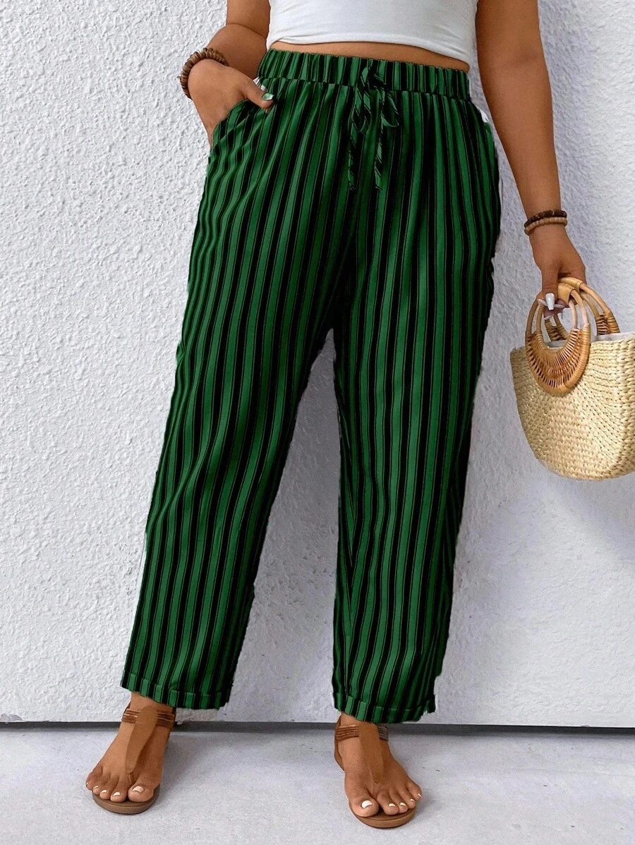 SHEIN PETITE Pantalones casuales de vacaciones con diseño de rayas y parches de forma cónica, talla grande, cortos - Verde Oscuro - Ver 1