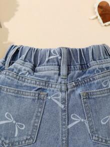 Denimly 新款夏季少女牛仔短裤，白色蝴蝶结印花与经典牛仔蓝谱写一曲夏日之歌，简洁利落的剪裁设计搭配白色编织蝴蝶结，增添甜美可爱的少女气息，甜美女孩的必备衣橱单品，适合街头、聚会、校园、女友派对、海滩度假、户外活动 - 中等水洗藍 - 查看 6