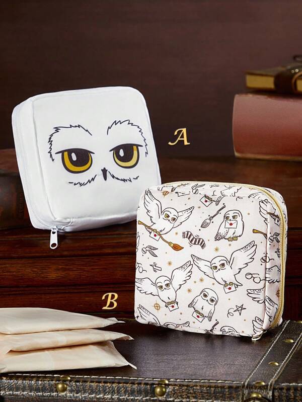 HARRY POTTER X SHEIN 1 pochette de rangement en polyester à motifs, peut servir de porte-serviettes hygiéniques, de rangement pour appareils électroniques, de sac de rangement pour petits objets, de Reliques de la Mort, de Haricots de toutes les saveurs, d'Hedwige, de Chocogrenouilles, de gâteau d'anniversaire, d'Harry Potter