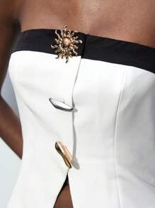 Maija Elegantes urbanes Damen Crop Tube Top in Schwarz & Weiß mit Sonnenblumen-Metallschnalle, geeignet für Frühling/Sommer Urlaub & Casual Wear, Geburtstagsfeiern, Sommer, 4. Juli Unabhängigkeitstag, Pride Monat, Party, trägerlos, Träger, Streetwear, Stockholm Stil, Herbst, Casual Business Casual - Schwarz und Weiss - Übersicht 6