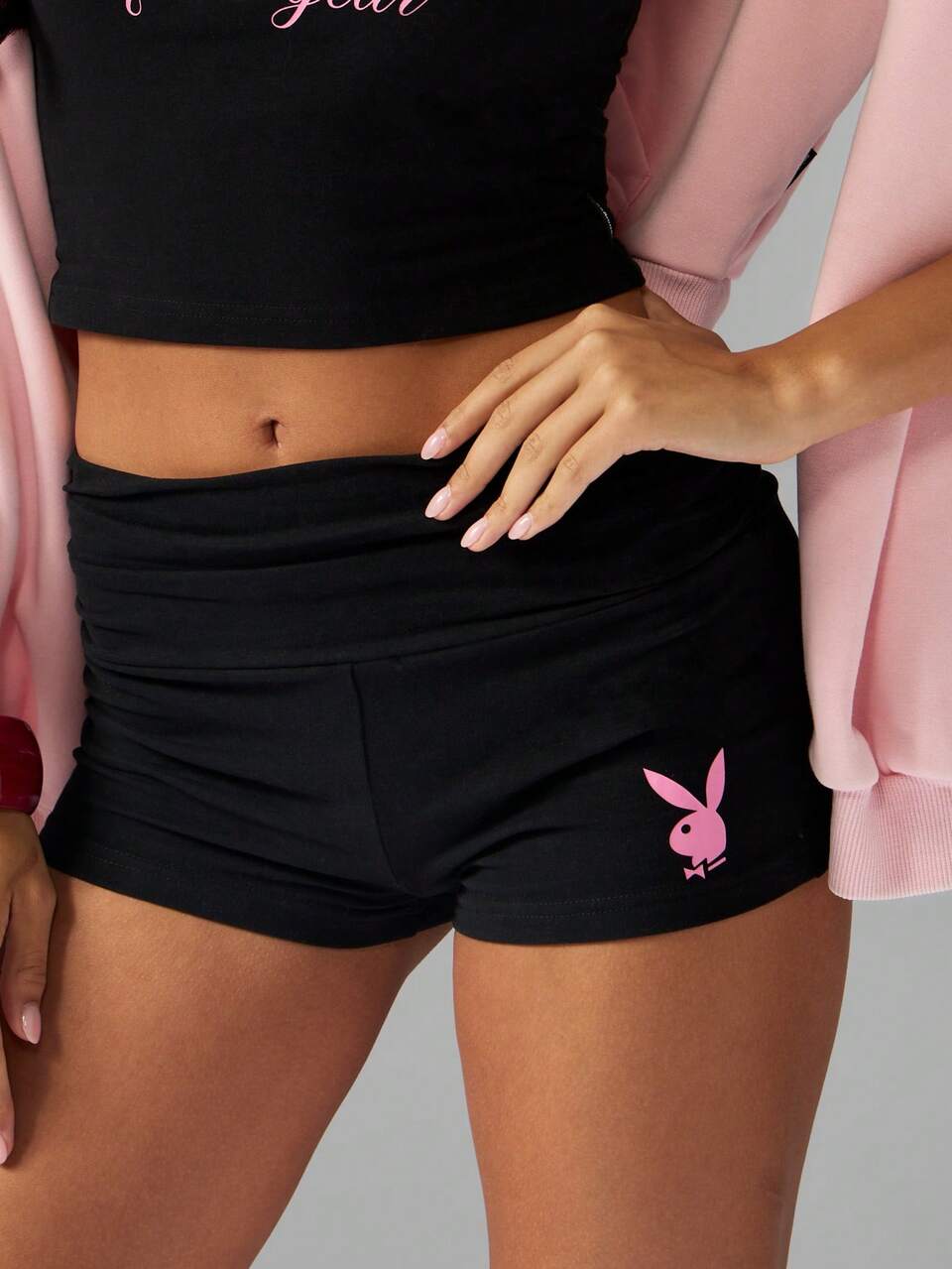 Missguided x Playboy Shorts de malha elástica com cós dobrável, calças quentes, moda fitness, logotipo de coelho, calças esportivas, estilo mini shorts dobrável