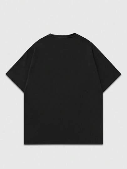 Goth T-shirt décontracté pour homme au style complexe et quelque peu surréaliste, dans l'ensemble décontracté mais avant-gardiste, incarnant une esthétique sombre et gothique