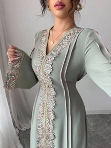 SHEIN PETITE رداء طويل نسائي بياقة على شكل حرف V ،أكمام طويلة متكشكشة ،ذو قصة فضفاضة ،صورة تركية لروب طويل ،عربي