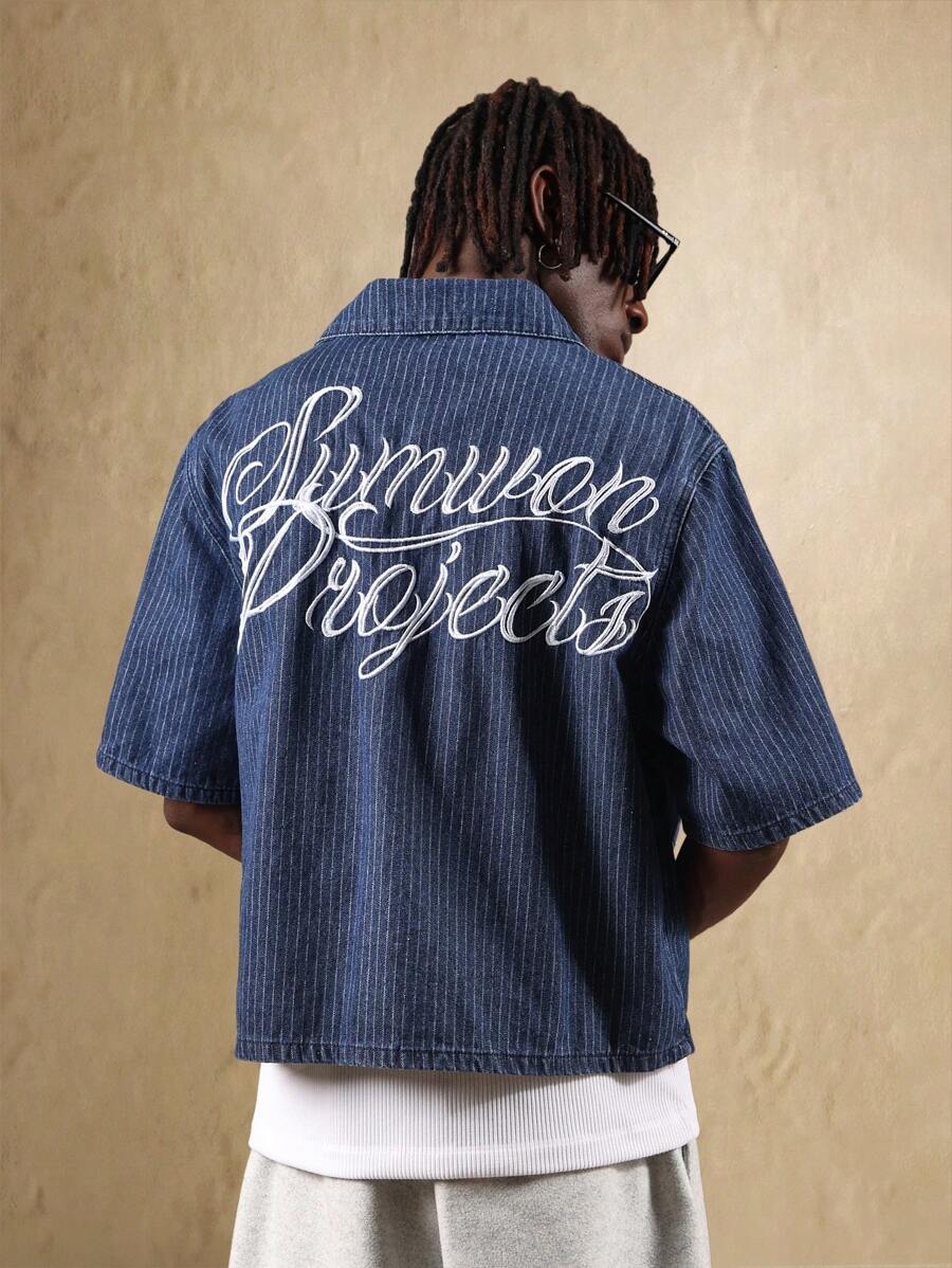 SUMWON Áo sơ mi denim kẻ sọc oversize cài nút logo thêu sau lưng phong cách đường phố thường ngày tay ngắn dáng hộp thời trang công sở xuân hè - Màu xanh lam - Xem 1