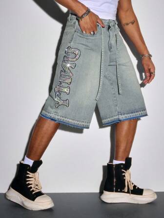 Street Life Pantalones cortos de mezclilla con diamantes brillantes y bordado de letras de colores para hombres