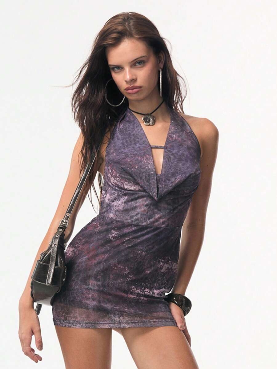 TypaGal O minivestido estampado tem um caimento lindo, um decote sensual e um design confortável que valoriza a silhueta. Leve e respirável, é ideal para usar nas férias na praia e eleva seu look de junho sem esforço, realçando seu charme cativante. - Multicolorido - Ver 1