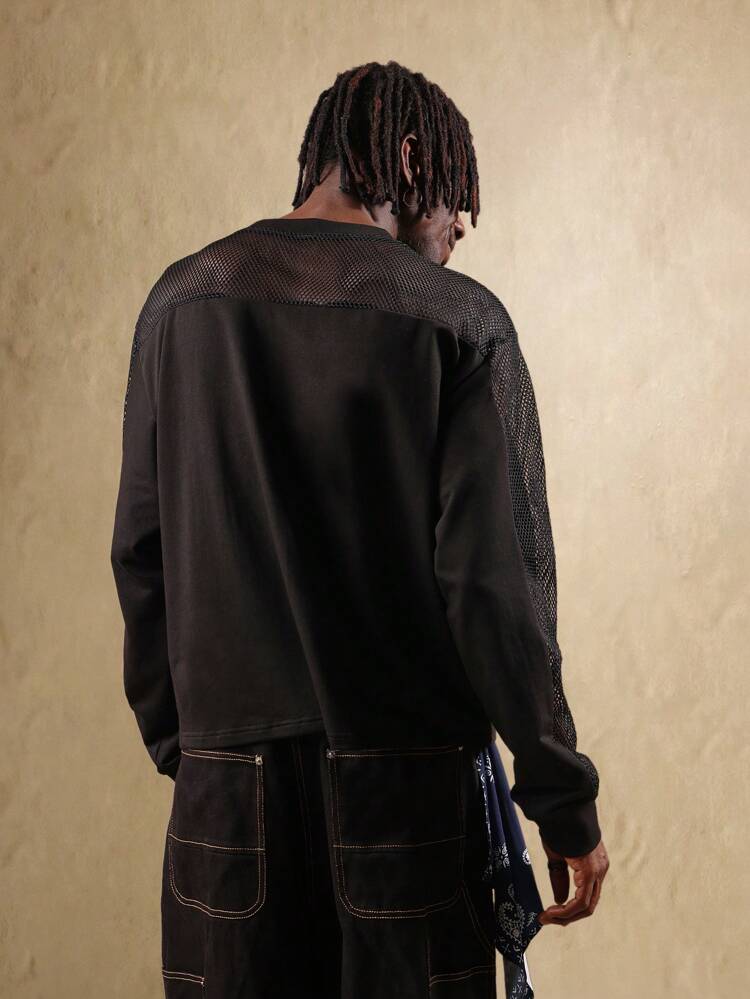 T-shirt a maniche lunghe con pannello in rete e design ibrido