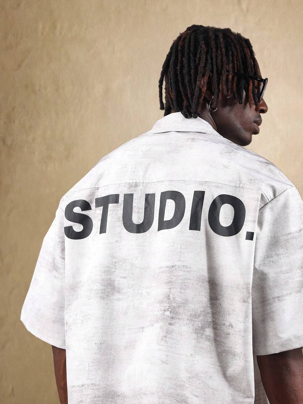 Chemise boutonnée coupe carrée avec imprimé studio au dos