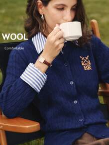 Briarwyn 女式字母图案长袖单排扣休闲针织开衫，秋装，返校服，复古风女装，女式教师装，羊毛开衫 - 藏蓝色 - 查看 2