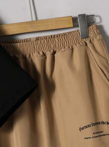 Vacaura 2 件青少年男孩时尚休闲黑色 T 恤搭配卡其色短裤套装，胸前口袋细节，百搭，适合运动、郊游、学校等所有场合，青少年必备夏季服装