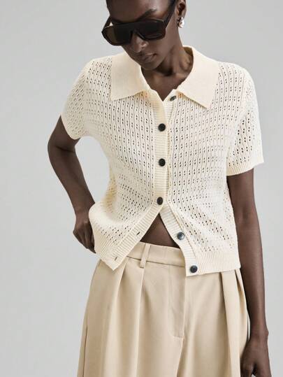 Ontre 2025秋冬季女士针织上衣，适合返校、万圣节、圣诞节、教师节、夜间外出等场合。这款别致的镂空领单排扣宽松短袖针织开衫，尽显优雅知性，适合婚礼宾客等场合，展现法式慵懒随性的高端气质，散发着老钱家族的智慧与优雅。它四季皆宜，是现代度假休闲风的理想之选，也适合乡村音乐会、西部风格等场合。