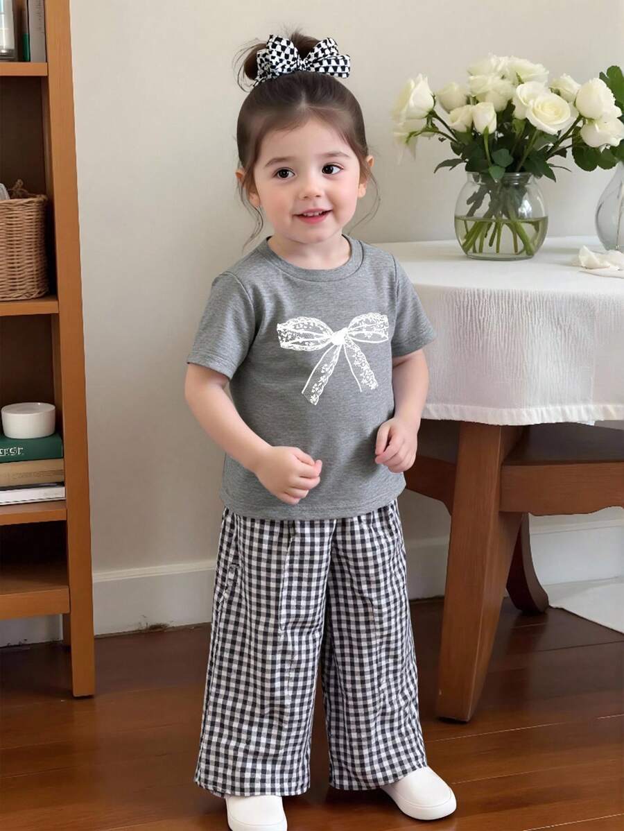 SHEIN Vintaside Kids 女婴韩版时尚休闲日常蕾丝蝴蝶结图案灰色圆领T恤和格子长裤两件套,适合日常穿着、度假、拍照、春夏幼儿两件套,幼儿格子套装 - 彩色 - 查看 1
