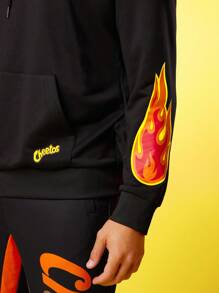 Cheetos X SHEIN Sweatshirt Hoodie Pria dengan Motif Huruf & Api, Saku, dan Tali Serut - Hitam - View 6