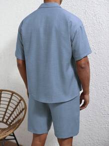 Manfinity Homme 男士純色前口袋鈕扣短袖襯衫與抽繩腰短褲套裝 男士襯衫套裝 男士服飾 男士度假襯衫套裝 - 淺藍色 - 查看 2