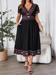 SHEIN Clasi 夏季女式加大码优雅女士 V 领定位花朵图案印花双侧口袋腰部 A 字形连衣裙，适合各种场合，海滩度假、日常通勤、家居等 - 彩色 - 查看 5