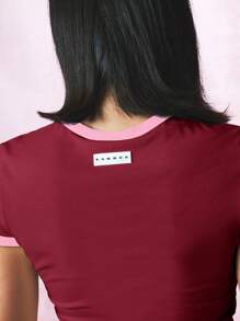 SUMWON WOMEN 原创图案 Baby Ringer T 恤复古风格短袖修身短款上衣，带有复古文字印花，非常适合夏季节日休闲日常穿着 - 酒紅色 - 查看 5