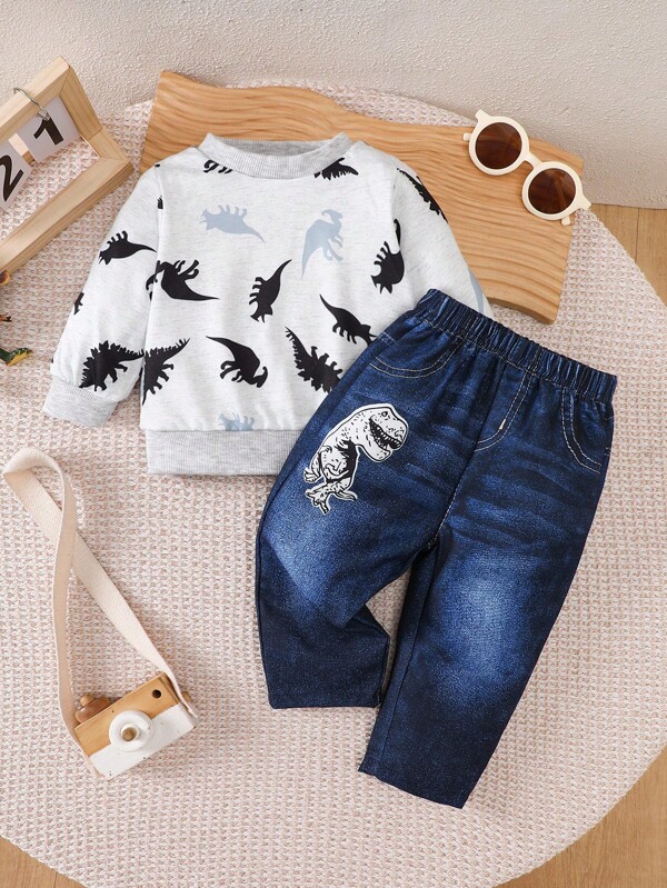 SHEIN Set Aventură cu dinozauri pentru bebeluși, pentru primăvară și toamnă! Bluză energică cu guler rotund, imprimată cu mânecă lungă, cu model realist de dinozauri, design ușor de îmbrăcat. Împreună cu pantaloni lungi fără bandă din denim artificial.