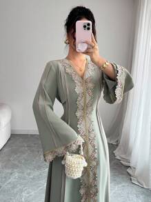 SHEIN PETITE رداء طويل نسائي بياقة على شكل حرف V ،أكمام طويلة متكشكشة ،ذو قصة فضفاضة ،صورة تركية لروب طويل ،عربي