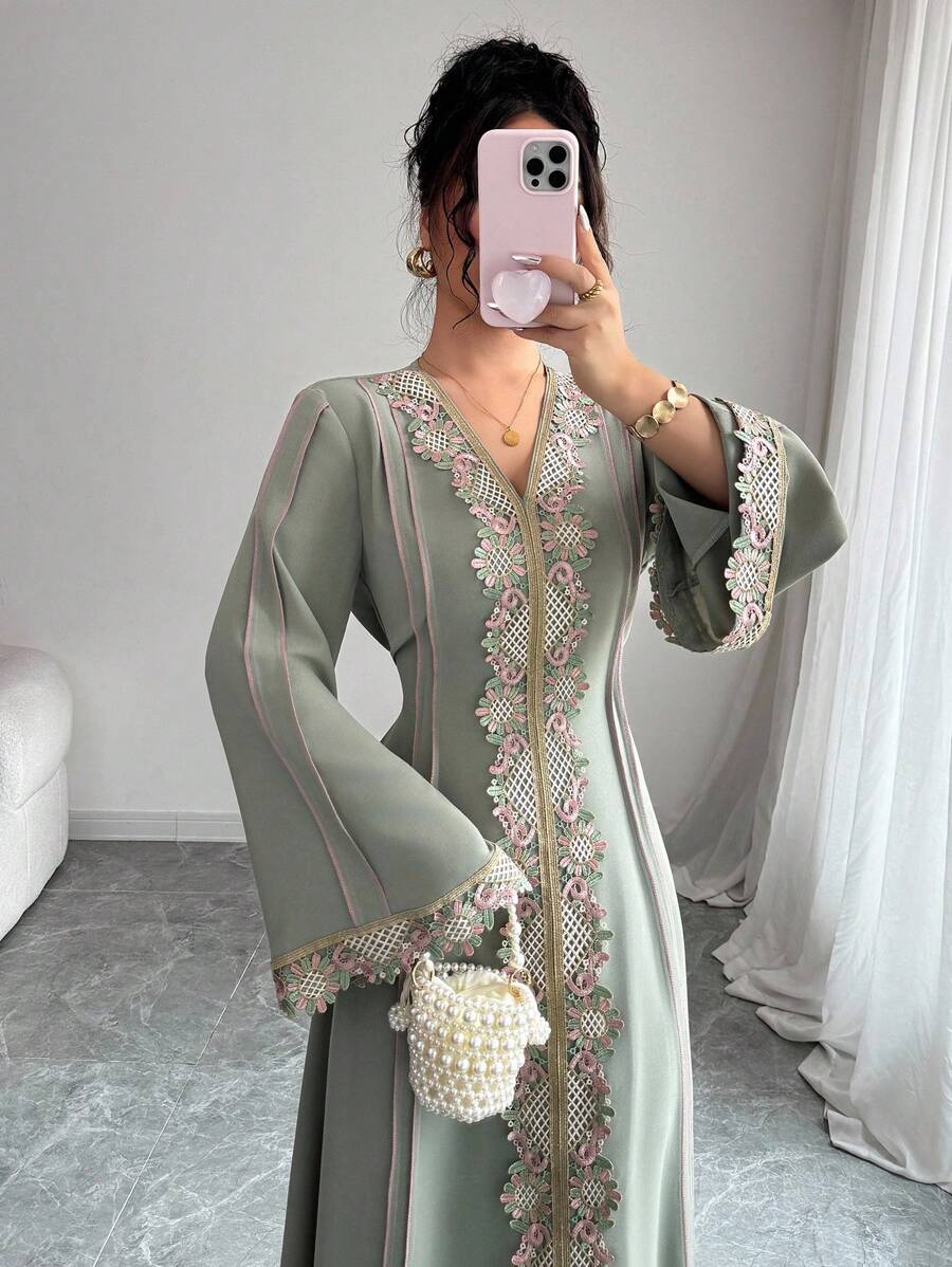 SHEIN PETITE رداء طويل نسائي بياقة على شكل حرف V ،أكمام طويلة متكشكشة ،ذو قصة فضفاضة ،صورة تركية لروب طويل ،عربي