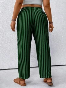 SHEIN PETITE Pantalones casuales de vacaciones con diseño de rayas y parches de forma cónica, talla grande, cortos - Verde Oscuro - Ver 2