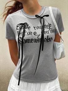 Jouncy T-shirt estiva da donna con stampa di slogan e fiocco decorativo a maniche corte