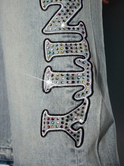 Street Life Pantalones cortos de mezclilla con diamantes brillantes y bordado de letras de colores para hombres