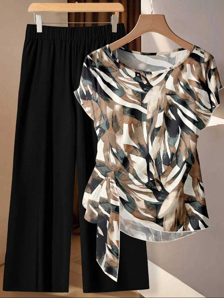 SHEIN Clasi 2 件套加大码女式树叶笔触印花短袖上衣和裤子套装，夏季 - 綠色 - 查看 1