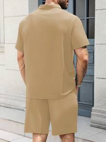 Manfinity Homme 大码男士纯色短袖 Polo 衫和短裤套装，休闲简约纹理 - 杏色 - 查看 2