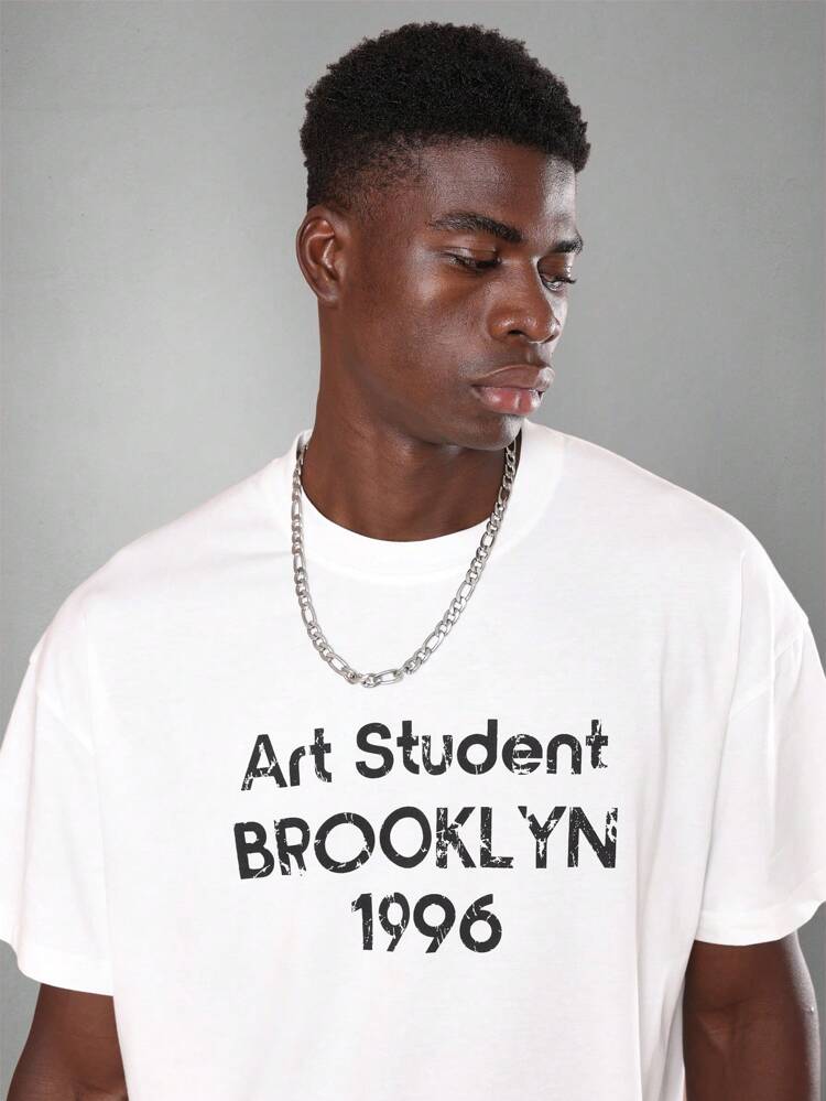 T-shirt oversize con grafica "Art Student Brooklyn" e testo retrò