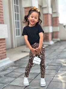 SHEIN 少女休闲简约舒适圆领短袖T恤搭配豹纹打底裤套装，适合日常休闲、上学、返校、校服。拍照、日常穿着、开学返校秋冬装、秋季服装