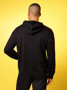 Cheetos X SHEIN Sweatshirt Hoodie Pria dengan Motif Huruf & Api, Saku, dan Tali Serut - Hitam - View 2