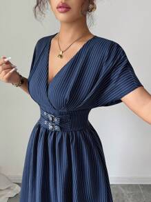 Modelyn Váy midi chữ A họa tiết sọc dệt cho nữ, cổ chữ thập màu xanh navy, thắt lưng tự buộc, dáng ôm - Màu xanh hải quân - Xem 5