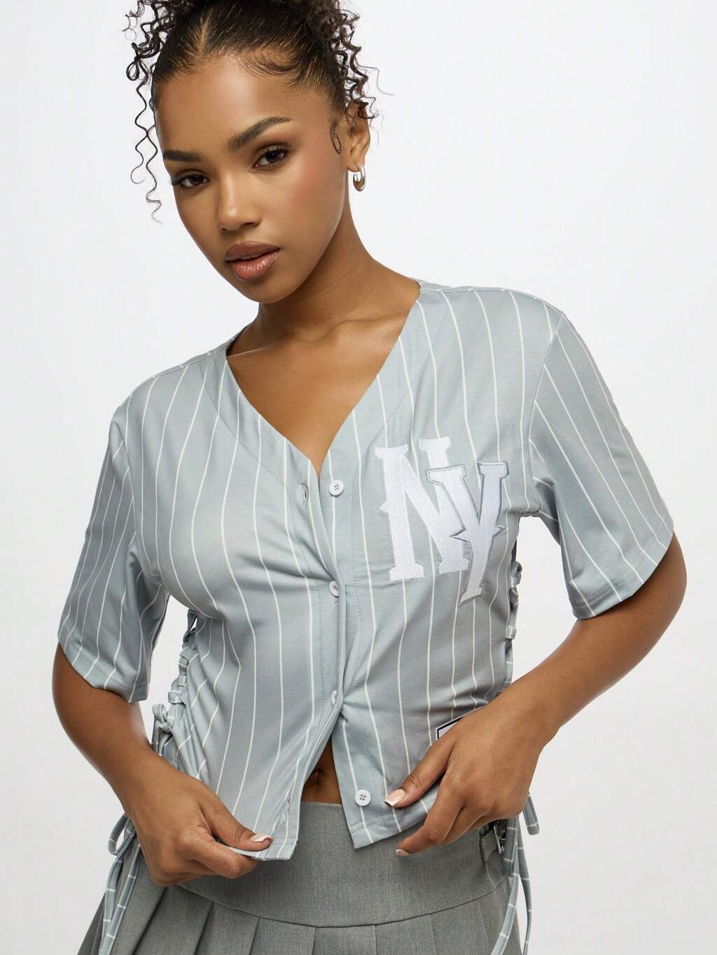 SUMWON WOMEN Oberteil im Baseball-Stil mit Knopfleiste und seitlichem Spitzendetail