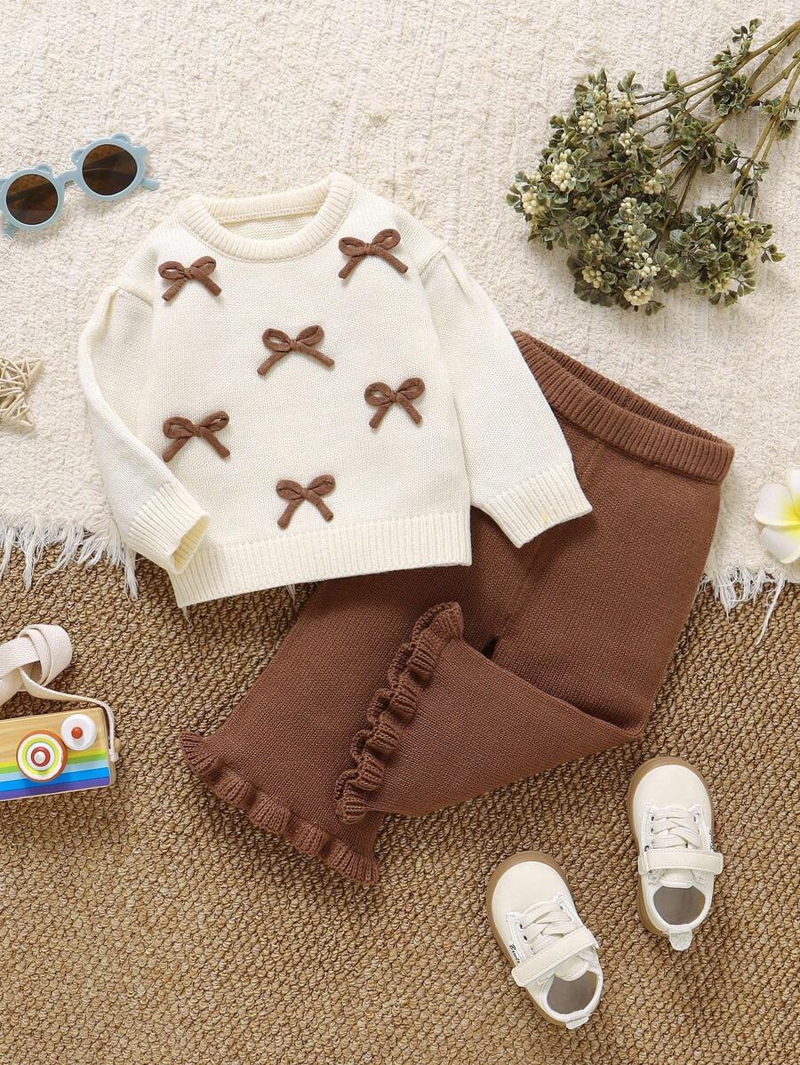 SHEIN Vintaside Kids 两件套女婴毛衣套装：白色圆领蝴蝶结装饰上衣 + 咖啡色喇叭裤，甜美时尚的女婴针织套装，带蝴蝶结的女婴服装，新生儿套装，带蝴蝶结的棕色女婴服装，秋冬季女婴服装，女婴冬季服装，秋季服装，秋季服装，冬季服装，婴儿秋季毛衣服装，带蝴蝶结的女婴服装，适合秋季的婴儿套装，秋冬季可爱圆领女婴套装，棕色裤子和蝴蝶结装饰毛衣。 - 咖啡棕 - 查看 1