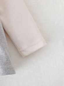 SHEIN 女婴3D蝴蝶结圆领长袖二合一蓬松毛衣。3D蝴蝶结装饰，展现俏皮可爱的造型。圆领长袖设计，经典百搭。二合一款式，搭配层叠细节，让您的小宝贝成为众人瞩目的焦点。适合派对、外出、居家休闲和日常活动。 - 彩色 - 查看 6