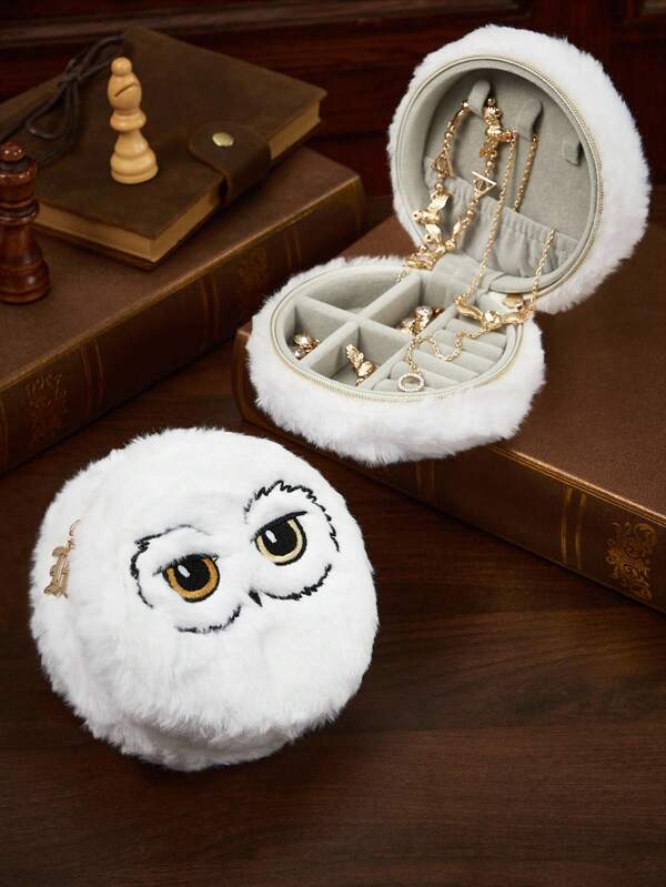 HARRY POTTER X SHEIN 1 pieza Caja de almacenamiento de joyas de viaje portátil de peluche con patrón de dibujos animados bordados, con 3 ganchos para collares, compartimiento para anillos y otros compartimentos de almacenamiento, adecuado para organización del hogar, viajes, transporte, adecuado para mujeres, niñas, adolescentes, Hedwig, búhos.