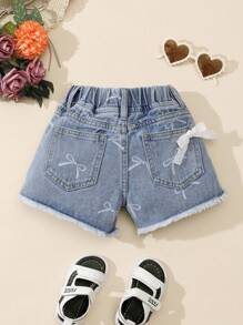 Denimly 新款夏季少女牛仔短裤，白色蝴蝶结印花与经典牛仔蓝谱写一曲夏日之歌，简洁利落的剪裁设计搭配白色编织蝴蝶结，增添甜美可爱的少女气息，甜美女孩的必备衣橱单品，适合街头、聚会、校园、女友派对、海滩度假、户外活动 - 中等水洗藍 - 查看 2