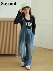 2 件套青少年女孩休闲可爱服装，黑色背景白色字母印花圆领上衣，金属扣牛仔背带裤，适合休闲、上学、散步、旅行