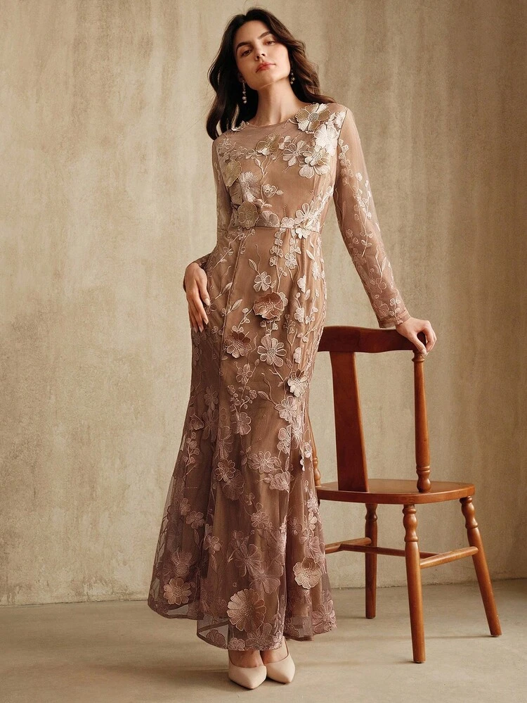 Vestido de tule bordado floral elegante com cauda de sereia